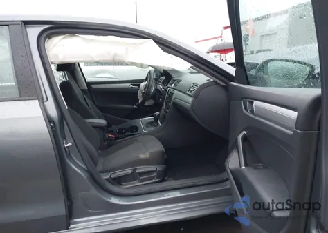 2018 Volkswagen Passat 2.0T R-Line/2.0T S z USA, uszkodzony, nr VIN 1VWAA7A32JC046042